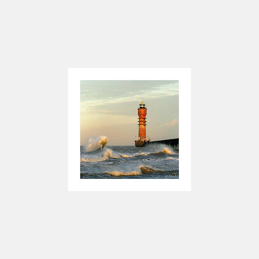 Photographie du phare de Saint-Pol sur la jetée ouest du port de Dunkerque par gros temps, Côte d'Opale, Nord, Hauts-de-France, France.