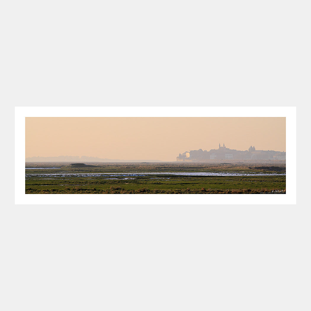 Photographie panoramique du Crotoy dans la brume d'hiver avec les huttes de chasse dans les prés salés gelés, Baie de Somme, Côte Picarde, Somme, Hauts-de-France, France.