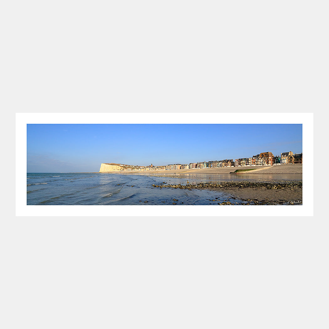 Photographie de la plage et des villas du front de mer de Mers-les-Bains avec la falaise dans le soleil couchant, Côte Picarde, Somme, Hauts-de-France, France.