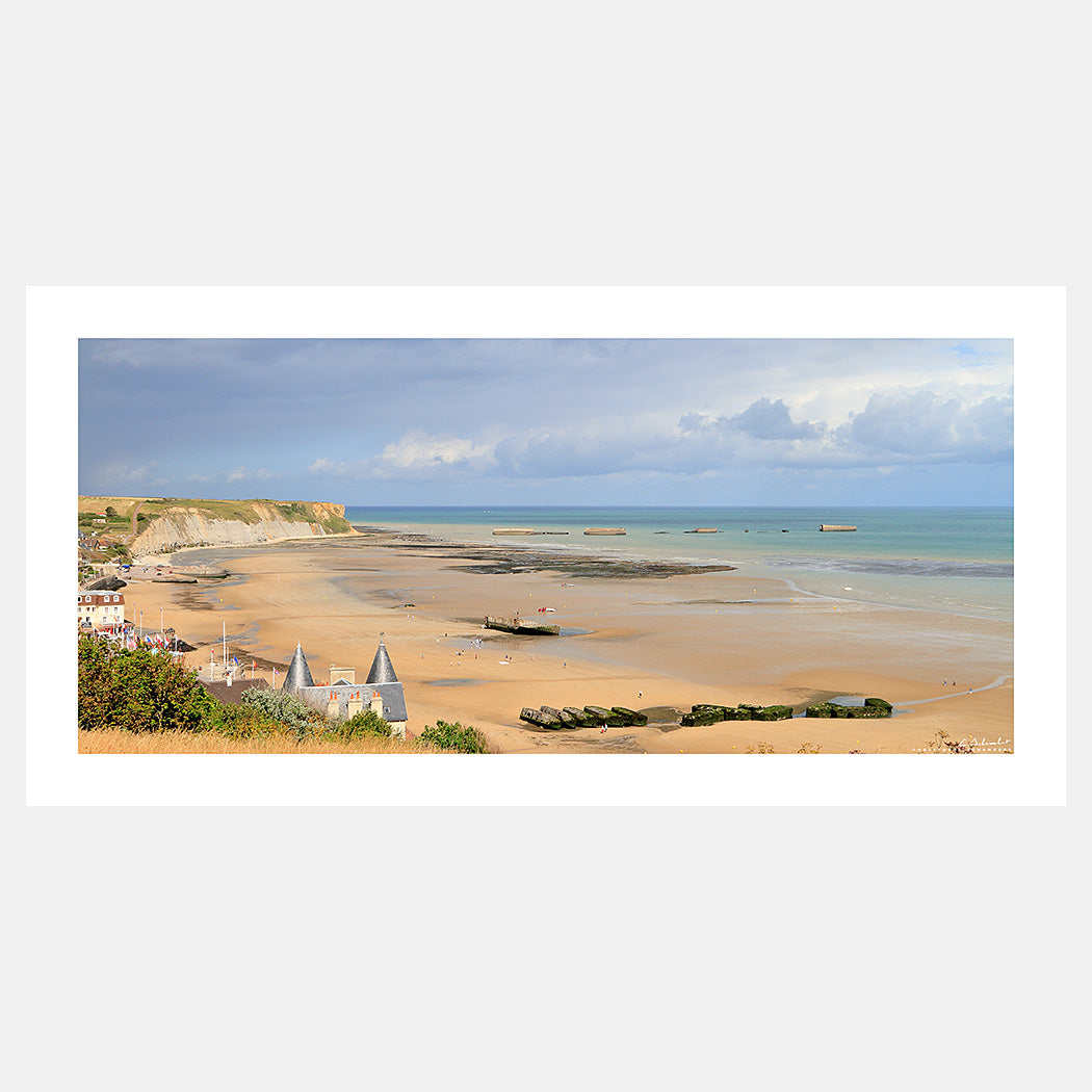 Photographie de la plage d'Arromanches avec les vestiges du port artificiel Mulberry de 1944 au petit matin à marée basse, Gold Beach, Calvados, Normandie, France.