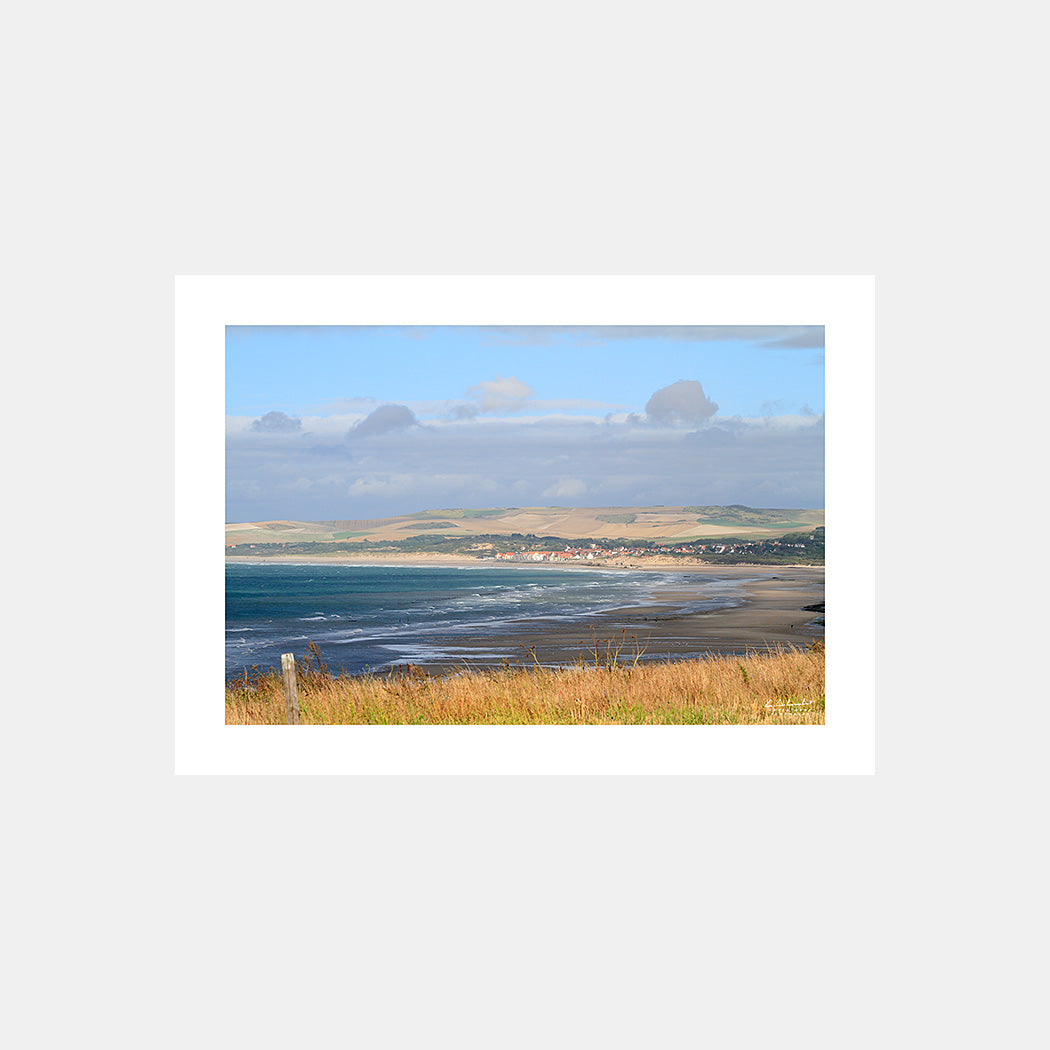 Photographie de la plage de Wissant avec les collines du Cap Blanc-Nez depuis le sentier douanier, Côte d'Opale, Pas-de-Calais, Hauts-de-France, France.