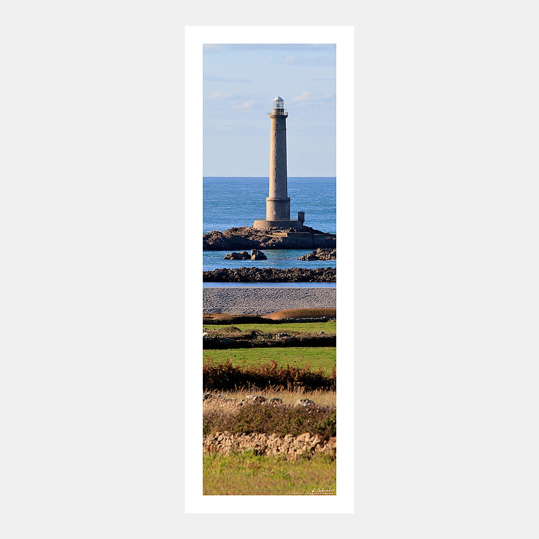 Photographie du phare du Cap de la Hague au couchant depuis les prairies entre La Roche et Goury, Cotentin, Manche, Normandie, France.