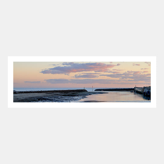 Photographie panoramique du port de Carteret au crépuscule avec un ciel rose, Cotentin, Manche, Normandie, France.