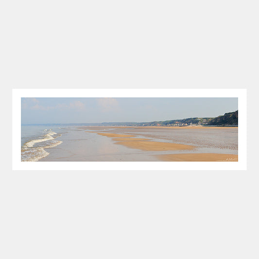 Photographie panoramique de la plage Omaha Beach à marée basse depuis Vierville-sur-Mer, Débarquement du 6 juin 1944, Calvados, Normandie, France.