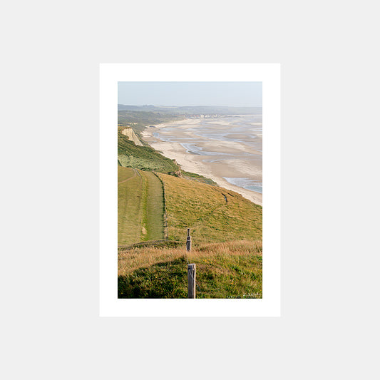 Photographie de la plage et de la baie de Wissant depuis le sentier des douaniers au bord des falaises, Côte d'Opale, Pas-de-Calais, Hauts-de-France, France.