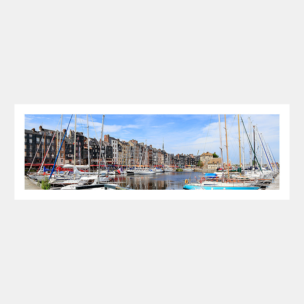 Photographie du vieux bassin de Honfleur et ses voiliers en escale d'été, Côte Fleurie, Calvados, Normandie, France.