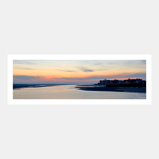 Photographie panoramique du port du Crotoy en début de nuit avec les derniers reflets sur les bancs de sable, Baie de Somme, Côte Picarde, Somme, Hauts-de-France, France.