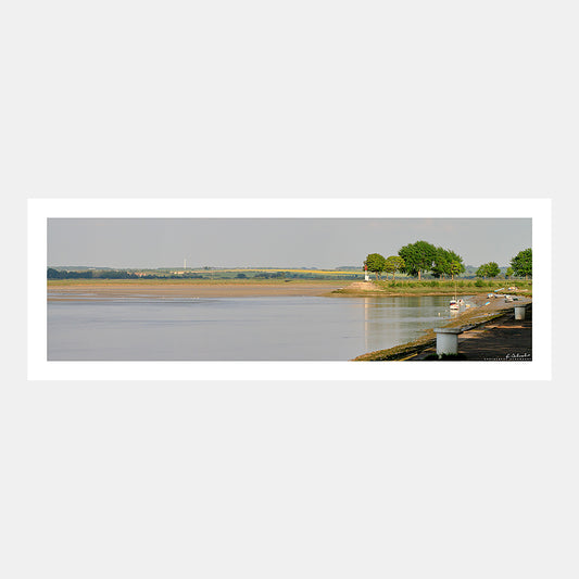 Photographie panoramique de la digue et du phare du port de Saint-Valery-sur-Somme avec les barques échouées à marée basse, Baie de Somme, Côte Picarde, Somme, Hauts-de-France, France.