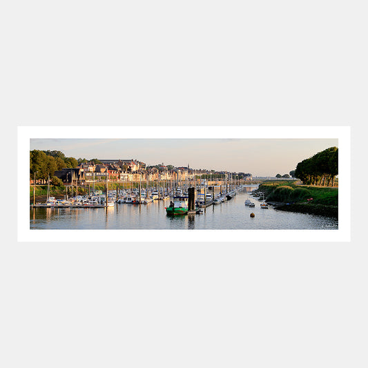 Photographie panoramique du port de plaisance de Saint-Valery-sur-Somme au petit matin en été avec les bateaux et voiliers à quai, Baie de Somme, Côte Picarde, Somme, Hauts-de-France, France.