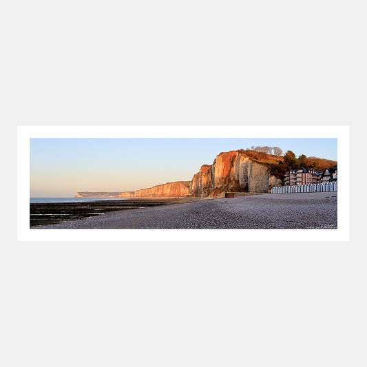 Photographie panoramique des falaises d'Yport avec les cabines de bain depuis la plage de galets, avec vue sur Fécamp au couchant, Côte d'Albâtre, Seine-Maritime, Normandie, France.