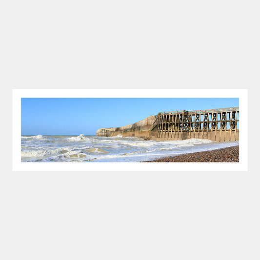 Photographie panoramique de la jetée du port de Dieppe sous le vent depuis la plage, Côte d'Albâtre, Seine-Maritime, Normandie, France.