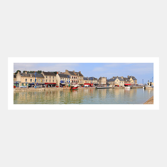 Photographie panoramique des quais de Port-en-Bessin avec les reflets des façades sous le soleil matinal, Calvados, Normandie, France.