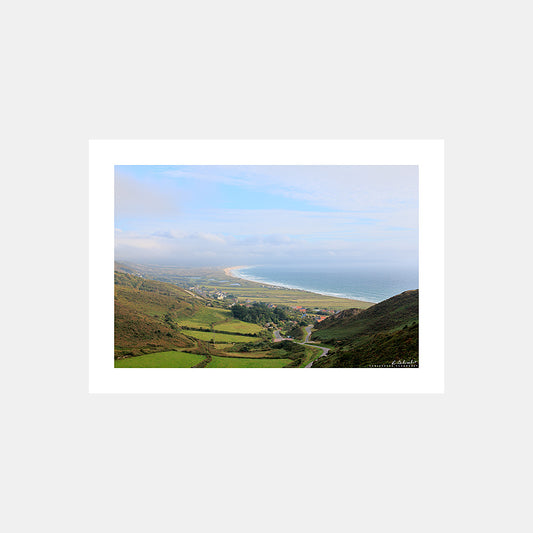 Photographie du village de Vauville depuis les collines avec vue sur l'anse de Vauville et la mer, Cotentin, Manche, Normandie, France.