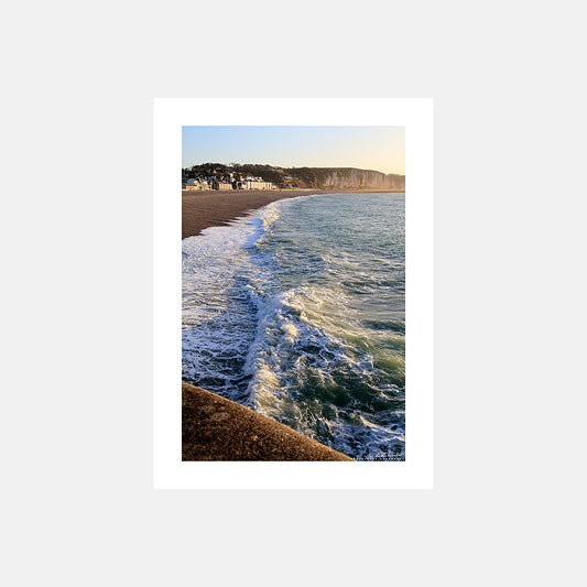 Photographie des falaises et du front de mer de Fécamp au couchant depuis la jetée, Côte d'Albâtre, Seine-Maritime, Normandie, France.