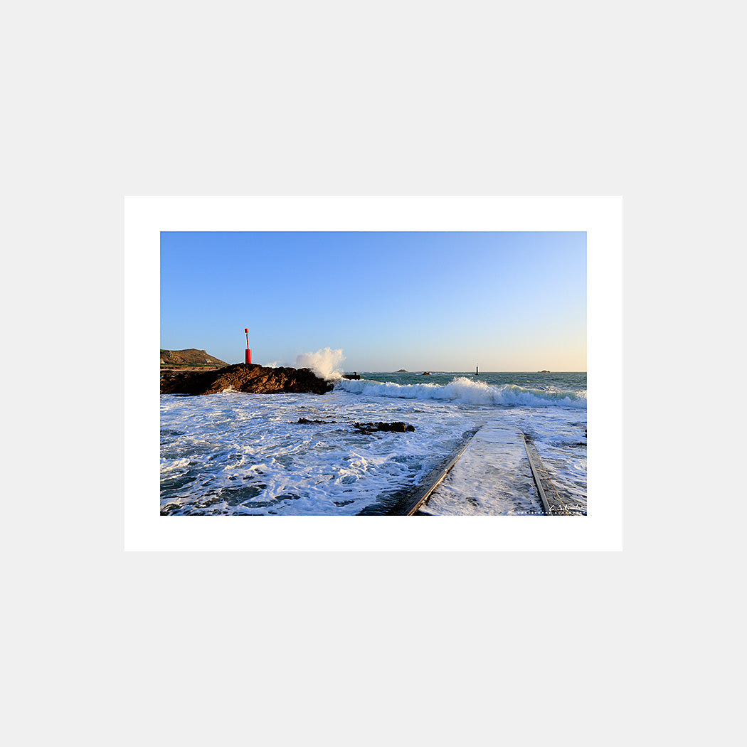 Photographie du port de Goury et de la rampe du canot de sauvetage de la SNSM sous les vagues au Cap de la Hague, Cotentin, Manche, Normandie, France.