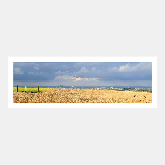 Photographie panoramique des terrils de Loos-en-Gohelle dans la lumière du soir depuis Notre-Dame de Lorette, Artois, Hauts-de-France, France.