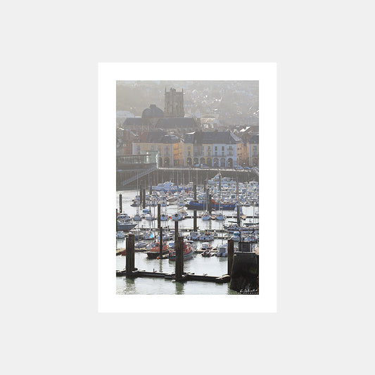 Photographie des quais du port de plaisance de Dieppe avec la vieille ville et l'église Saint-Jacques, Côte d'Albâtre, Seine-Maritime, Normandie, France.