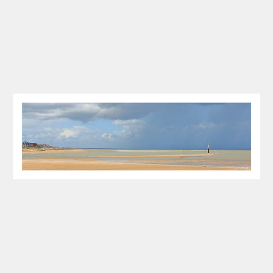 Photographie panoramique de la plage de Cabourg et de l'embouchure de la Dives sous un grain d'été depuis Houlgate, Côte Fleurie, Calvados, Normandie, France.