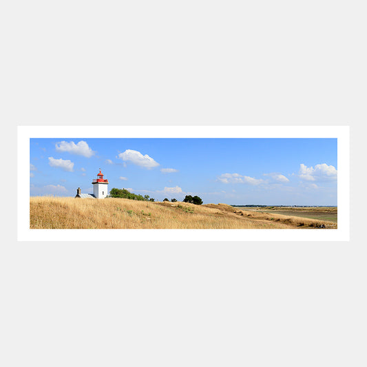 Photographie panoramique du phare de la Pointe d'Agon dans les dunes en été, Cotentin, Manche, Normandie, France.