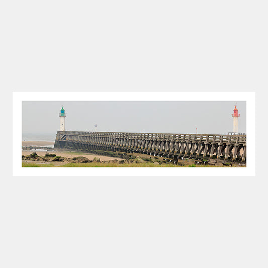 Photographie panoramique des estacades et des feux de Deauville et Trouville-sur-Mer sur l'estuaire de la Touques, Côte Fleurie, Calvados, Normandie, France.