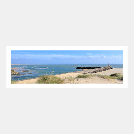 Photographie panoramique de la jetée et des dunes de Carteret sous le vent avec une mer agitée, Cotentin, Manche, Normandie, France.