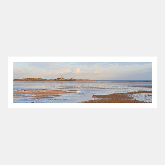 Photographie panoramique de la tour Vauban du fort de la Hougue au couchant avec des mouettes à marée basse, Cotentin, Manche, Normandie, France.