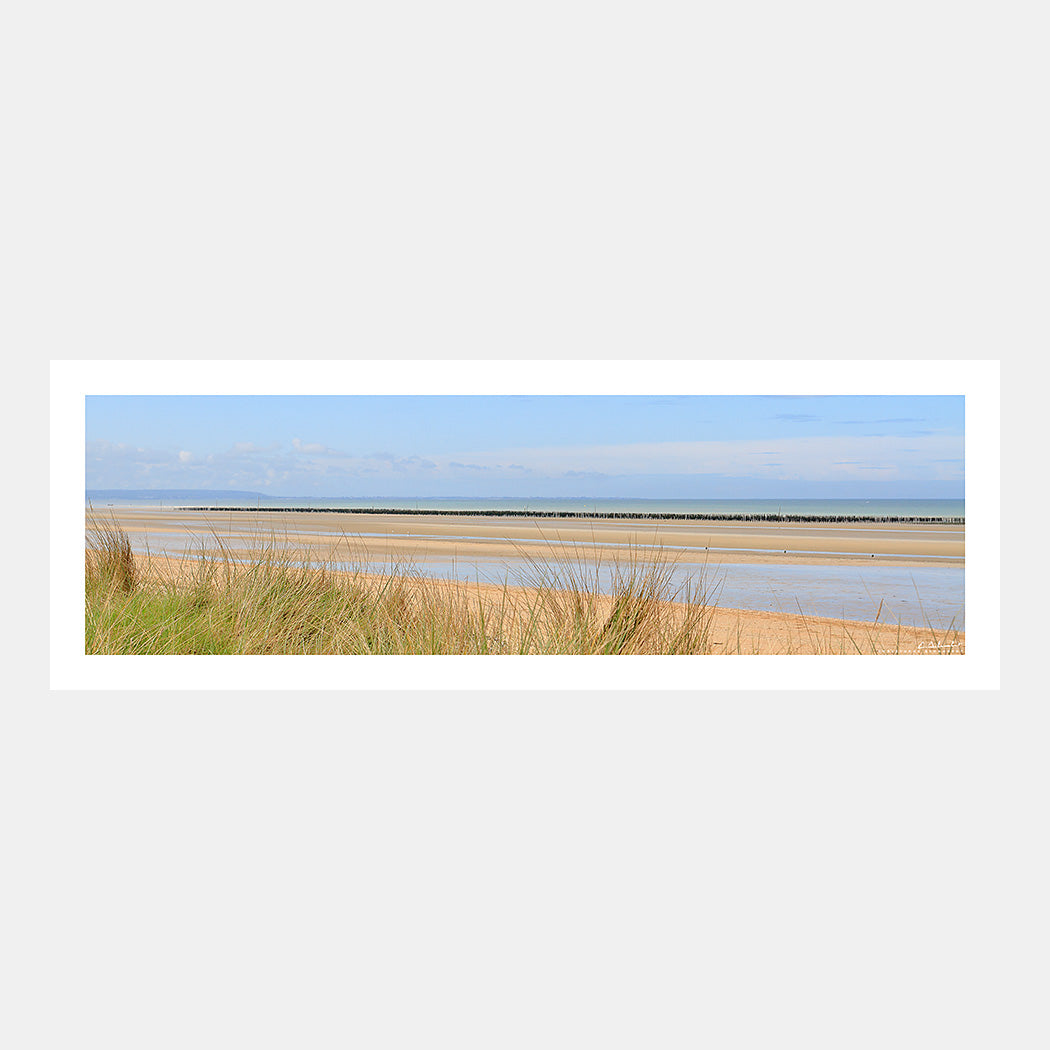 Photographie panoramique de la mer et de la plage à marée basse depuis les dunes à Utah Beach, Cotentin, Manche, Normandie, France.