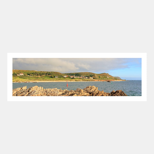 Photographie panoramique du hameau de La Roche depuis le port de Goury au Cap de la Hague avec les falaises et la mer au couchant, Cotentin, Manche, Normandie, France.