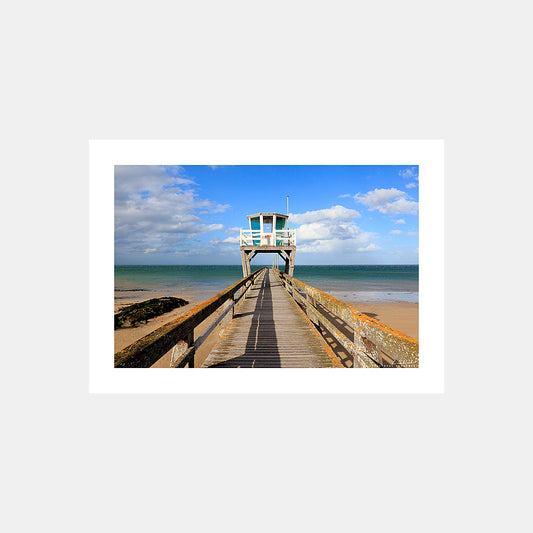 Photographie de la jetée des pêcheurs de Luc-sur-Mer avec la mer sous un ciel de grain, Côte de Nacre, Calvados, Normandie, France.