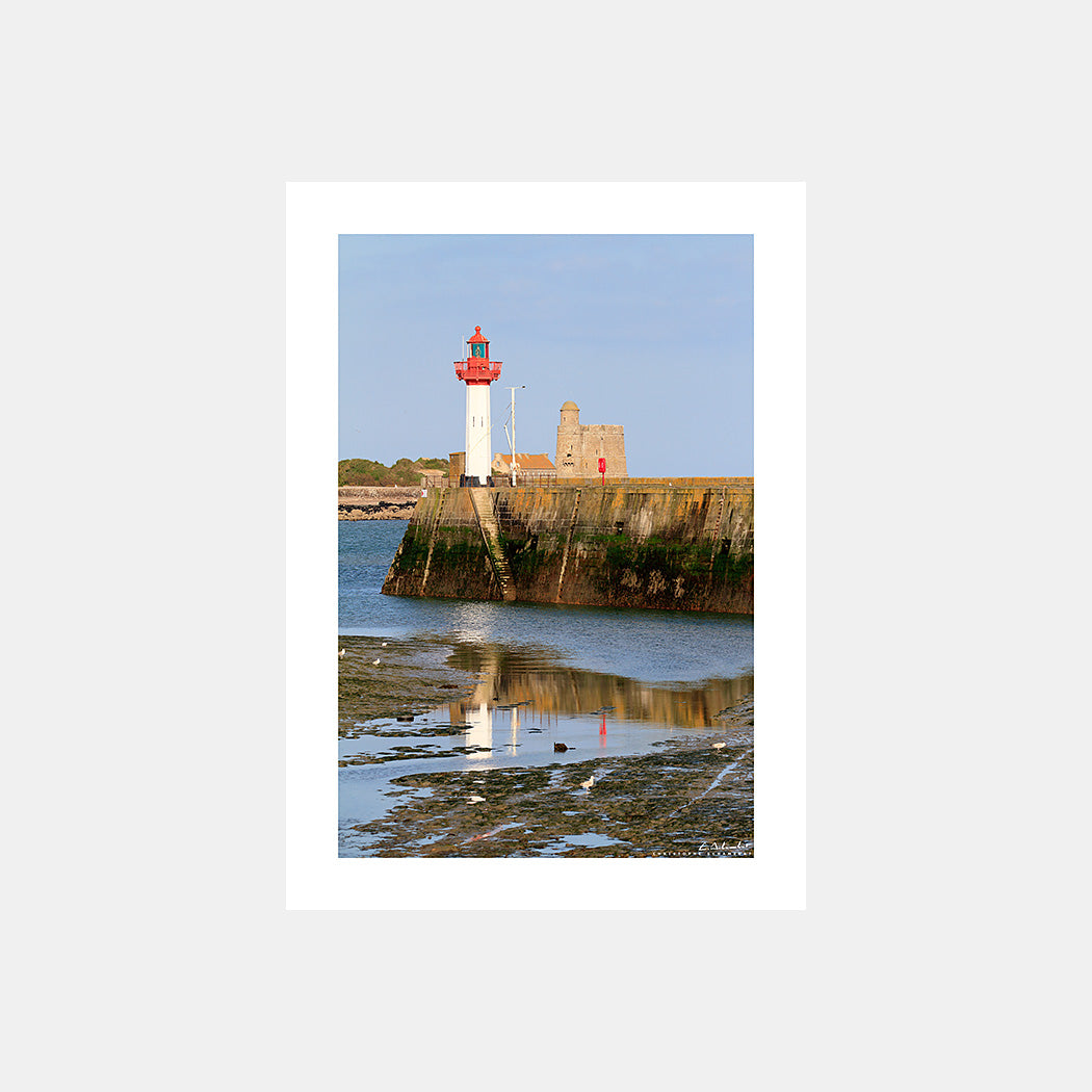 Photographie du feu et des quais du port de Saint-Vaast-la-Hougue au couchant avec l'ile Tatihou en arrière-plan, Cotentin, Manche, Normandie, France.