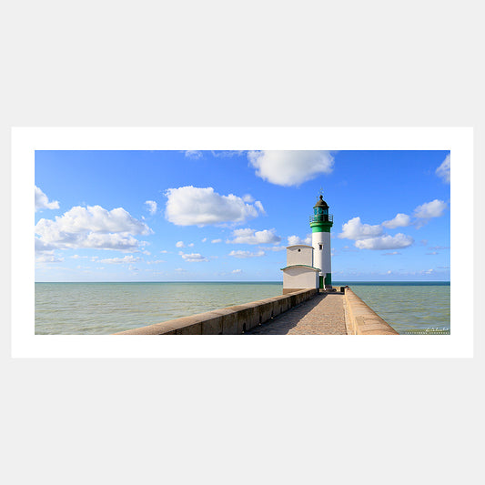 Photographie du phare sur la jetée de pierre du Tréport par beau temps et mer calme, Côte d'Albâtre, Seine-Maritime, Normandie, France.