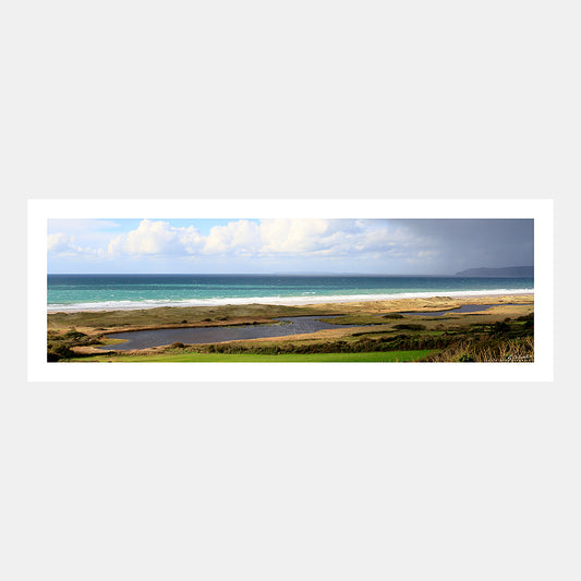 Photographie panoramique des étangs de la réserve de Vauville avec la mer moutonnant sous un ciel d'orage, Cotentin, Manche, Normandie, France.