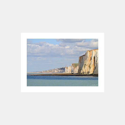 Photographie des hautes falaises de Ault et son phare sous le soleil du soir depuis la jetée du Tréport, Côte Picarde, Somme, Hauts-de-France, France.