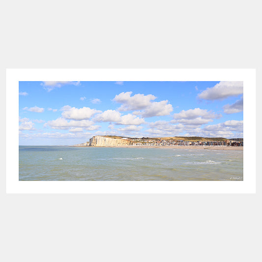 Photographie de la plage et du front de mer de Mers-les-Bains avec les falaises de Ault depuis la jetée du Tréport par beau temps, Côte Picarde, Somme, Hauts-de-France, France.