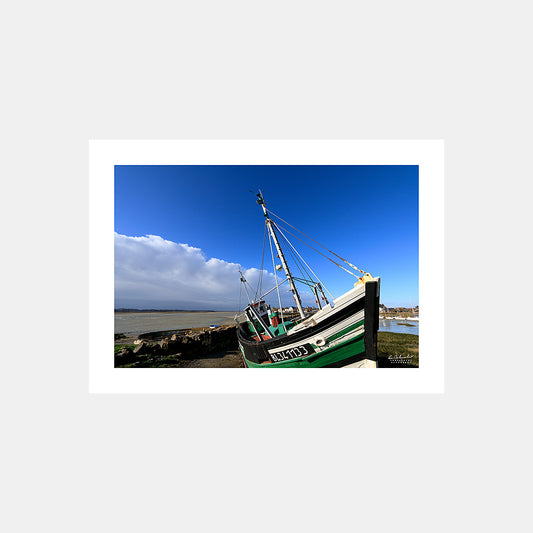 Photographie du vieux bateau de pêche Saint-Antoine-de-Padoue échoué devant le port du Crotoy, Baie de Somme, Côte Picarde, Somme, Hauts-de-France, France.