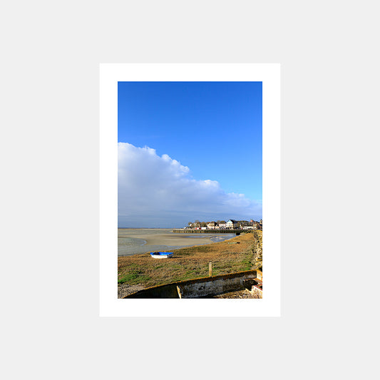 Photographie du quai du port du Crotoy avec des barques à marée basse dans la lumière matinale en hiver, Baie de Somme, Côte Picarde, Somme, Hauts-de-France, France.