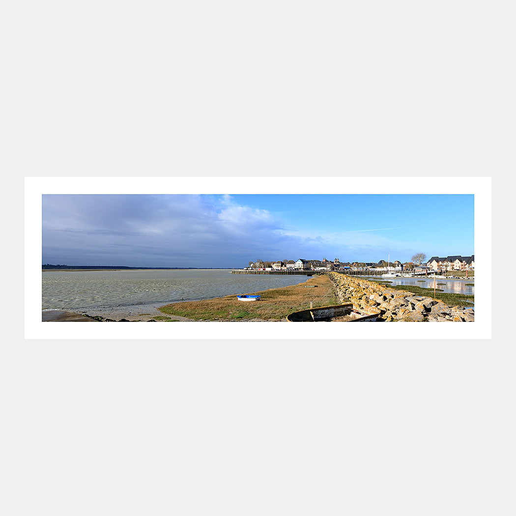 Photographie panoramique du port de plaisance du Crotoy dans la lumière du petit matin en hiver à marée haute, Baie de Somme, Côte Picarde, Somme, Hauts-de-France, France.