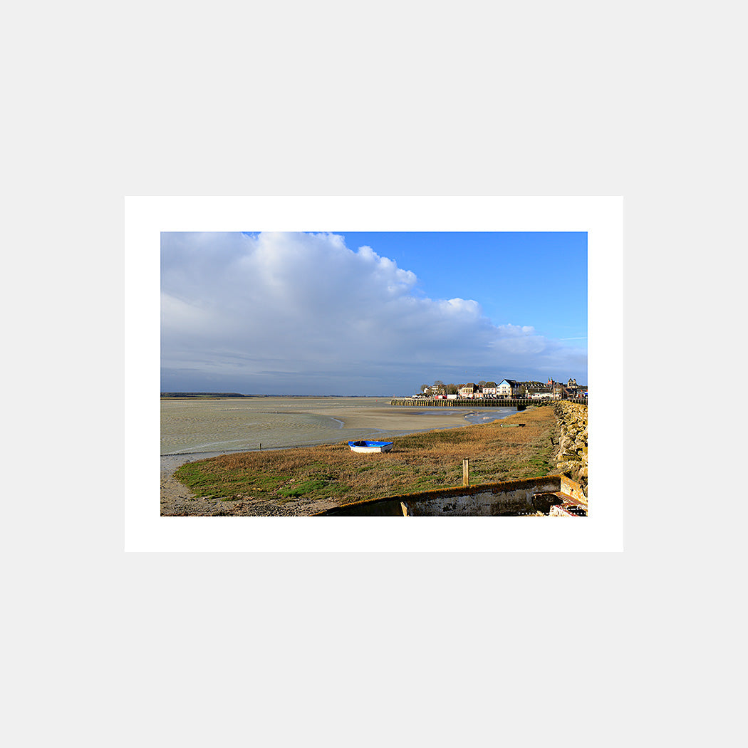 Photographie de barques devant le port du Crotoy à marée basse un matin d'hiver en baie de Somme, Côte Picarde, Somme, Hauts-de-France, France.