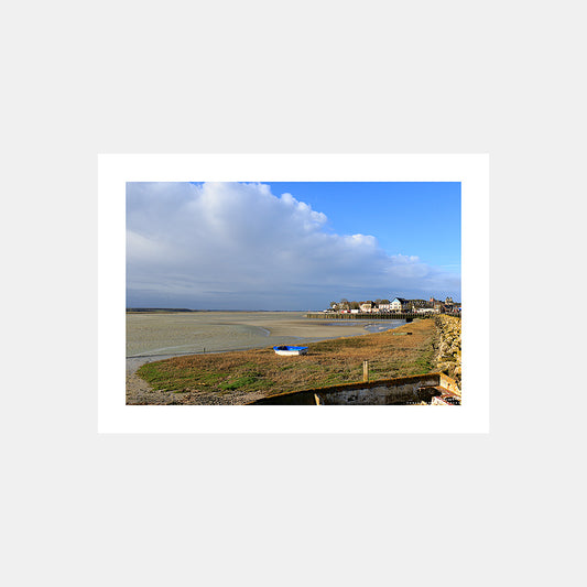 Photographie de barques devant le port du Crotoy à marée basse un matin d'hiver en baie de Somme, Côte Picarde, Somme, Hauts-de-France, France.