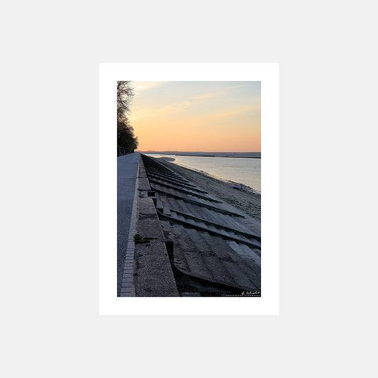 Photographie de la promenade de Saint-Valery-sur-Somme au crépuscule avec vue sur Le Hourdel, Baie de Somme, Côte Picarde, Somme, Hauts-de-France, France.