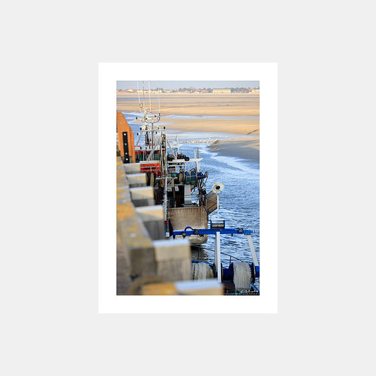 Photographie du port du Hourdel avec les bateaux de pêche à quai et la baie de Somme à marée basse, Baie de Somme, Côte Picarde, Somme, Hauts-de-France, France.