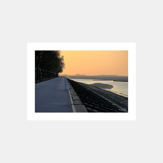 Photographie du front de mer de Saint-Valery-sur-Somme dans la lumière du soleil couchant, Baie de Somme, Côte Picarde, Somme, Hauts-de-France, France.