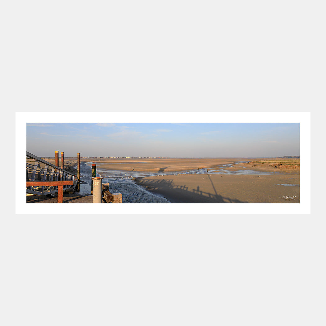 Photographie panoramique des bancs de sable découverts de la baie de Somme à marée basse depuis le port du Hourdel au couchant, Baie de Somme, Côte Picarde, Somme, Hauts-de-France, France.