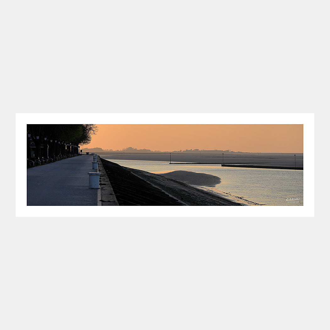 Photographie panoramique de la promenade du port de plaisance de Saint-Valery-sur-Somme au couchant avec vue sur la baie à marée basse et Le Hourdel, Baie de Somme, Côte Picarde, Somme, Hauts-de-France, France.