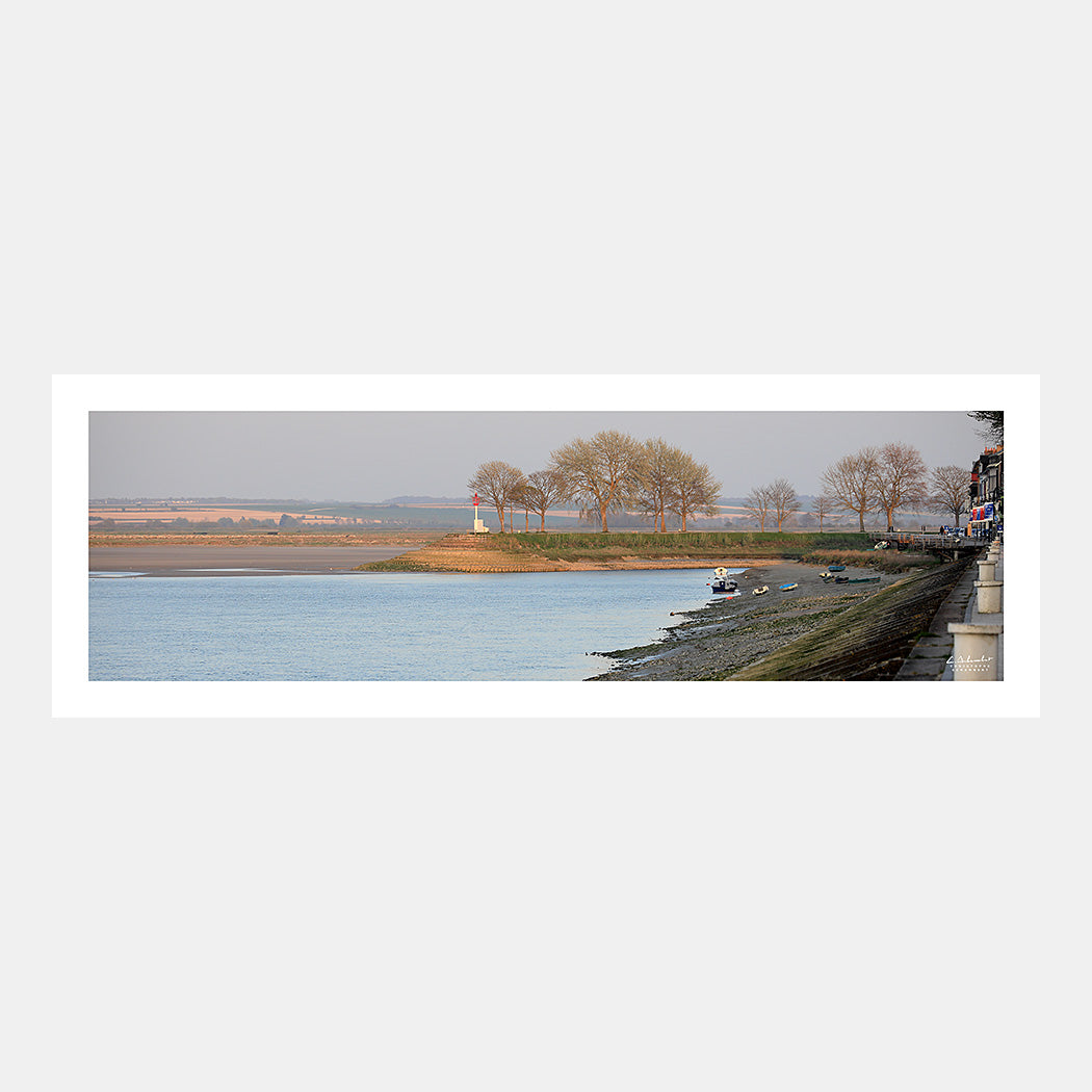 Photographie panoramique de la jetée et du phare de Saint-Valery-sur-Somme au printemps, Baie de Somme, Côte Picarde, Somme, Hauts-de-France, France.