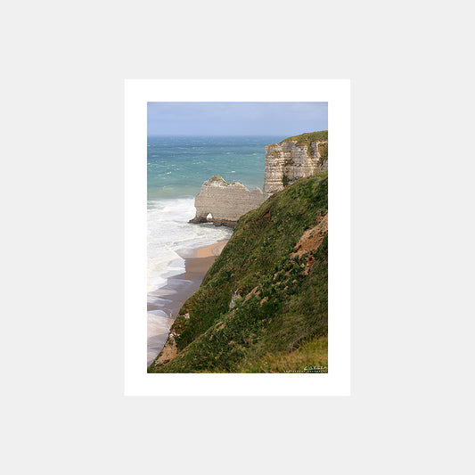 Photographie des falaises d'Etretat, avec la porte d'amont, depuis le haut des falaises à marée haute au printemps, Côte d'Albâtre, Seine-Maritime, Normandie, France.