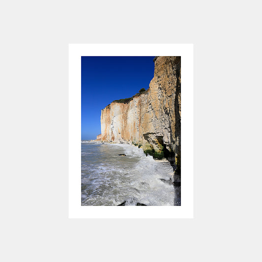 Photographie des vagues au pied des falaises de craie des Grandes Dalles à marée haute au printemps, Côte d'Albâtre, Seine-Maritime, Normandie, France.