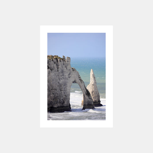 Photographie de la porte d'aval et de l'aiguille d'Etretat le matin au printemps, Côte d'Albâtre, Seine-Maritime, Normandie, France.