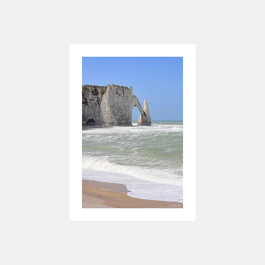 Photographie des falaises d'Etretat, avec la porte d'aval et l'aiguille, depuis la plage à marée haute au printemps, Côte d'Albâtre, Seine-Maritime, Normandie, France.