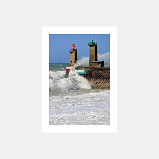 Photographie de grandes vagues et d'écume sur les feux des jetées du port de Fécamp, Côte d'Albâtre, Seine-Maritime, Normandie, France.